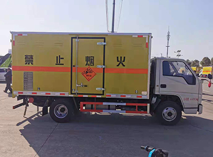 芷江爆破器材运输车技术升级与安全合规新趋势